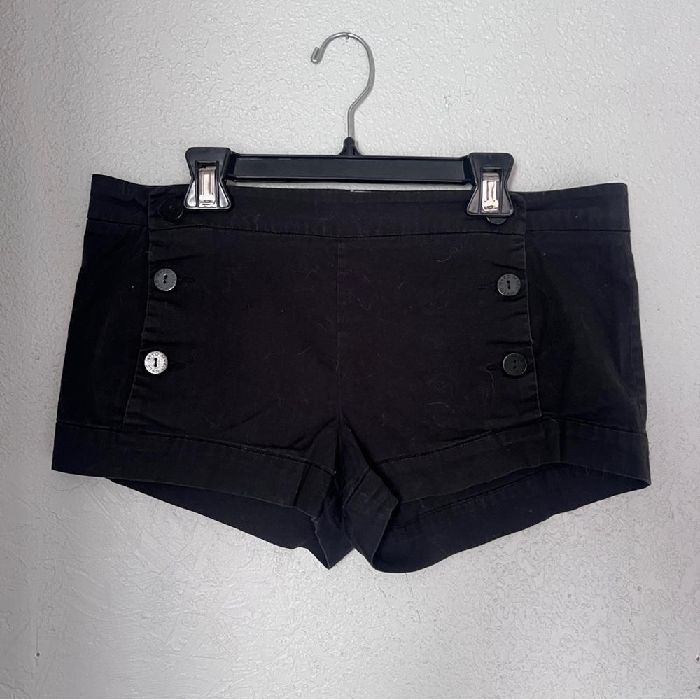 M4EO button shorts